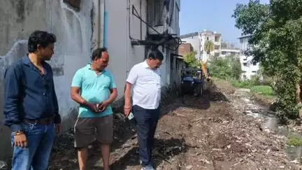 रतलाम: शहर के बड़े नालों की सफाई युद्ध स्तर पर, वार्ड क्रमांक 32 स्थित हसन अली की चाल वाले नाले की सफाई हुई