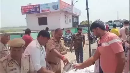 धनौरा: गजरौला थाने की ब्रजघाट चौकी पुलिस ने गंगा दशहरा के अवसर पर भीषण गर्मी में आने-जाने वाले राहगीरों की मदद की