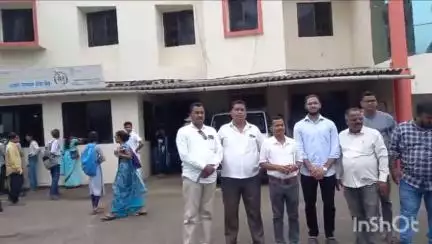 रोहा: सामान्यांच्या प्रश्नांसाठी पत्रकार आक्रमक, तहसील कार्यालयावर धडक; कामात पारदर्शकता न आणल्यास आंदोलनाचा इशारा
