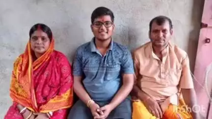 राजमहल: इंटर कला परिणाम: +2 जे.के. हाईस्कूल राजमहल के देव तिवारी 481 अंकों के साथ बने स्टेट टॉपर