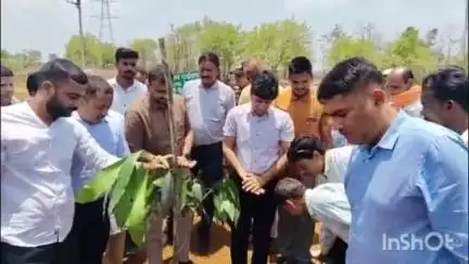 मझगवाँ ग्राम में 'विश्व पर्यावरण दिवस' के अवसर पर कलेक्टर दिलीप यादव ने किया पौधारोपण