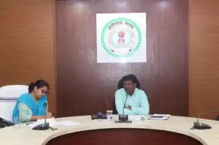 सूरजपुर: कलेक्टर द्वारा लोक स्वास्थ्य यांत्रिकी, जल संसाधन एवं क्रेडा विभाग की मासिक समीक्षा बैठक की गई आयोजित
