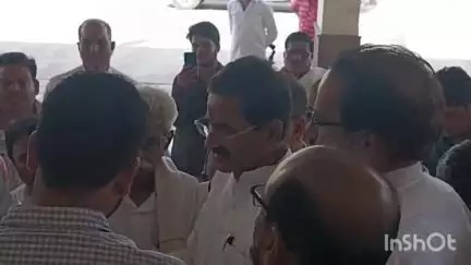 अशोक नगर: इंदौर के राजा-सोनम रघुवंशी के साथ शिलांग में हुई घटना की सीबीआई जांच के लिए कलेक्ट्रेट में ज्ञापन