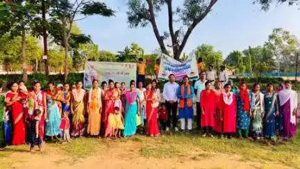 दंतेवाड़ा: विश्व पर्यावरण दिवस पर विधायक ने समर्पित नक्सल परिवार एवं शहीद आरक्षक संतु कारम के परिवार के साथ कारली में रोपे पौधे