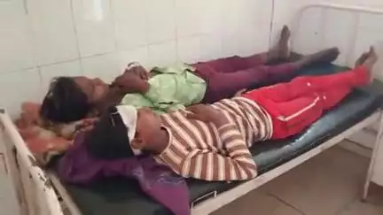 टीकमगढ़: गोर गांव के समीप अनियंत्रित होकर खदान में गिरी बाइक, चाचा-भतीजे हुए घायल