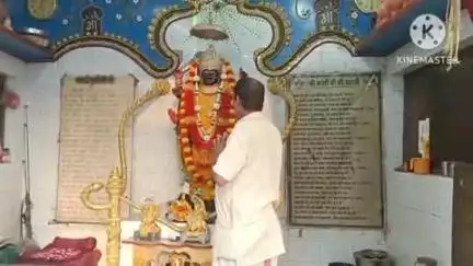 बांधवगढ़: उमरिया काली मंदिर में पंडित जी द्वारा विधि-विधान से हुई काली मां की आरती, प्रसाद वितरण
