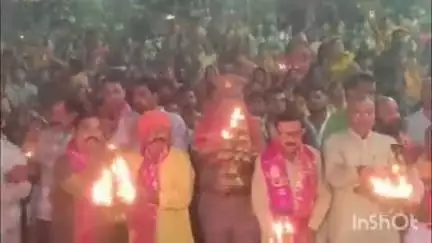 प्रतापगढ़: श्री गंगा दशहरा पर मां बेल्हा देवी धाम में जलाए गए 21,000 दीप