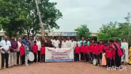 కథలాపూర్: ఊటుపల్లిలో బడిబాట కార్యక్రమంలో భాగంగా ఇంటింటికి తిరిగిన ప్రభుత్వ పాఠశాల ఉపాధ్యాయులు