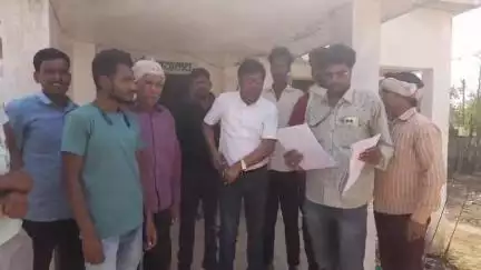 बरही: बरेला के दर्जनों ग्रामीण बरही तहसील कार्यालय पहुंचे, तहसीलदार को ज्ञापन सौंपा, शासकीय भूमि से अवैध कब्जा हटाने की मांग
