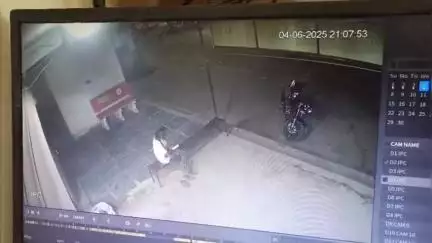 कांसाबेल: कांसाबेल में अनियंत्रित होकर बोलेरो वाहन सैलून दुकान में घुसा, एक शख्स बाल-बाल बचा