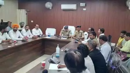 चंदौली: एसपी चंदौली आदित्य लांग्हे के निर्देशन में पुलिस लाइन स्थित सभागार कक्ष में व्यापारी बंधुओं की बैठक संपन्न हुई