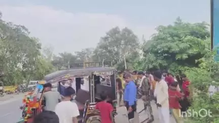 पिपरा: हरिहरगंज ब्लॉक के सामने एनएच-139 पर ऑटो और बाइक की टक्कर में दो बाइक सवार घायल