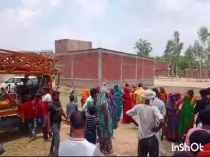 टांडा: अशरफपुर किछौछा के डिहवा में जल जीवन मिशन के तहत बोरिंग का महिलाओं ने किया विरोध, खलिहान की जमीन पर काम रोका गया