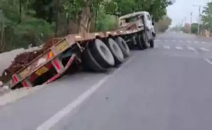 करछना: सड़वा पावर हाउस के पास ट्रेलर चालक को नींद की झपकी आने से अनियंत्रित होकर नाले में पलटा, चालक सुरक्षित