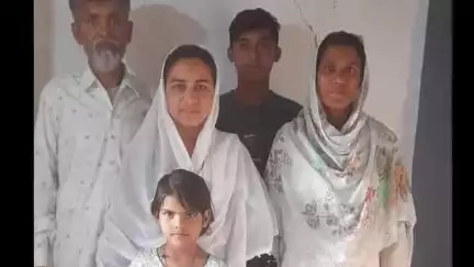 लोहरदगा: नूरशब्बा खातून 89.40 अंक के साथ इंटरमीडिएट कला संकाय में कस्तूरवा विद्यालय टॉपर बनीं