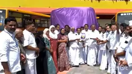 കോട്ടയം: കാരക്കാട് എം.എം.എം.യു.എം യു.പി സ്കൂളിന് അബ്ദുൽ വഹാബ് എം.പി നൽകിയ ബസ് മുസ്ലിം ലീഗ് ജില്ലാ പ്രസിഡന്റ് കൈമാറി