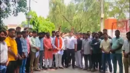 खुर्जा: गोकशी की घटनाओं को लेकर उग्र हुए बजरंग दल और विश्व हिंदू परिषद, एसडीएम को सौंपा ज्ञापन, ईद पर ना हो कोई ऐसी घटना