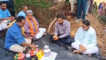 सीमलवाड़ा: वंदे गंगा जल संरक्षण जन अभियान: सीमलवाड़ा ब्लॉक स्तरीय उपला रास्ता में कलश यात्रा, पीपल पूजन और घाट पूजन किया गया