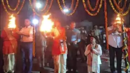 ज्ञानपुर: गंगा दशहरा पर रामपुर घाट पर डीएम, एसपी व सीडीओ ने की गंगा आरती
