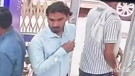 दांतारामगढ़: पलसाना के ग्राम सेवा सहकारी समिति के बाहर खड़ी गाड़ी से ₹2,30,000 हुए पार