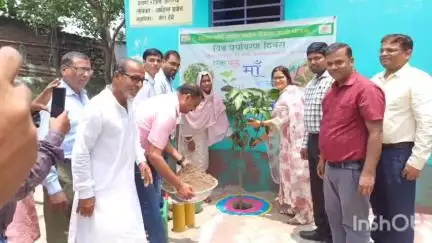 अररिया: गैयारी पंचायत भवन व खेल मैदान में मनरेगा के तहत मां के नाम वृक्षारोपण कार्यक्रम का आयोजन