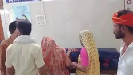 टीकमगढ़: टीकमगढ़: वैशाली नगर में करंट लगने से महिला की हालत बिगड़ी, जिला अस्पताल में भर्ती