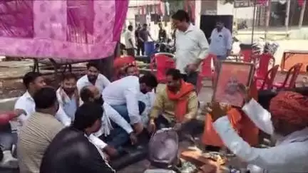 खुर्जा: खुर्जा के पहासू रोड पर हिंदू युवा वाहिनी के कार्यकर्ताओं ने मुख्यमंत्री योगी आदित्यनाथ का जन्मदिन मनाया