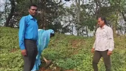 महासमुंद: विश्व पर्यावरण दिवस के अवसर पर जनपद उपाध्यक्ष ने अपने गृह ग्राम बेलसोंडा में 'मां के नाम' अभियान के तहत लगाए पौधे