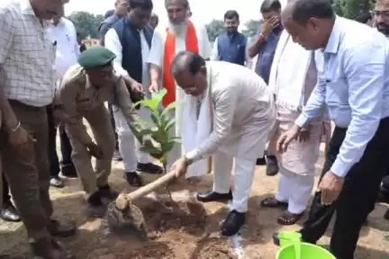 कांकेर: मुख्यमंत्री श्री साय ने 'मां के नाम' अभियान के अंतर्गत किया वृक्षारोपण