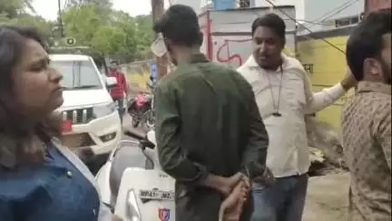 देवास नगर: तहसीलदार ने 24 घंटे में जन्म प्रमाण पत्र बनाने वाली दो दुकानों को किया सील, एमजी अस्पताल के पास थी गुमटी