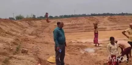 रानीश्वर: रानीश्वर बीडीओ श्री राजेश कुमार सिन्हा ने विभिन्न पंचायतों में मनरेगा व आंगनबाड़ी केंद्र का किया निरीक्षण