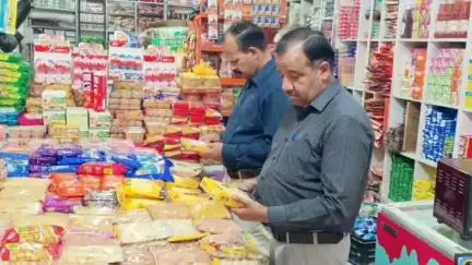 हनुमानगढ़: हनुमानगढ़ जिला मुख्यालय पर खाद्य सुरक्षा दल की टीम ने खाद्य सामग्री के 8 सैम्पल संग्रहित कर जांच के लिए भेजे