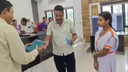 ময়নাগুড়ি: মাধ্যমিক ও উচ্চমাধ্যমিকের প্রথম,দ্বিতীয়, তৃতীয় স্থান অধিকারী ছাত্র-ছাত্রীদের উৎসাহ প্রদান করতে সংবর্ধনা ময়নাগুড়িতে