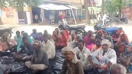 बिसवां: सांडा की ग्रामीण बैंक से महिला के खाते से पैसे निकल जाने की शिकायत लेकर किसान यूनियन ने किया धरना