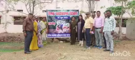राजनांदगांव: जिले के ग्राम बरगा में एक पेड़ मां के नाम किया गया वृक्षारोपण, जिला पंचायत सीईओ और अन्य अधिकारी कर्मचारी रहे मौजूद