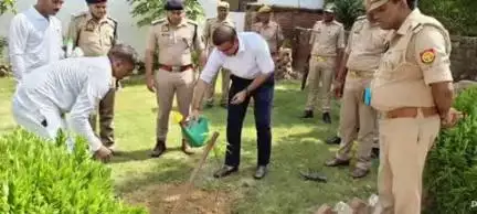 मुगलसराय: विश्व पर्यावरण दिवस पर SP ने पुलिस लाइन में वृक्षारोपण किया, पर्यावरण को सुरक्षित रखने हेतु किया प्रोत्साहित
