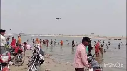 कलान: दशहरा पर्व पर रामगंगा में श्रद्धालुओं ने आस्था की डुबकी लगाई, हर हर गंगे का किया उदघोष