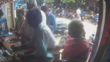 ಮೊಳಕಾಲ್ಮುರು: ರಾಂಪುರದಲ್ಲಿ ಔಷಧಿ ಖರೀದಿಗೆ ಮೆಡಿಕಲ್‌ಗೆ ಬಂದ ವ್ಯಕ್ತಿ ಜೇಬಿನಿಂದ ಹಣ ಕಳ್ಳತನ, ದೃಶ್ಯ ಸಿಸಿಟಿವಿಯಲ್ಲಿ ಸೆರೆ