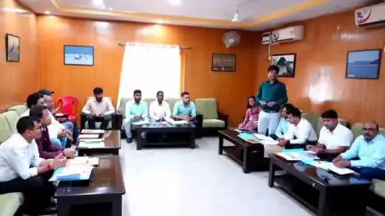 कोडरमा: परिसदन सभागार में मंत्री दीपिका पाण्डेय सिंह ने पदाधिकारियों के साथ योजनाओं की समीक्षा बैठक की