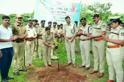 ದಾವಣಗೆರೆ: ನಗರದಲ್ಲಿ ಗಿಡ ನೆಟ್ಟು ಪರಿಸರ ಜಾಗೃತಿ ಮೂಡಿಸಿದ ಎಸ್ಪಿ ಉಮಾ