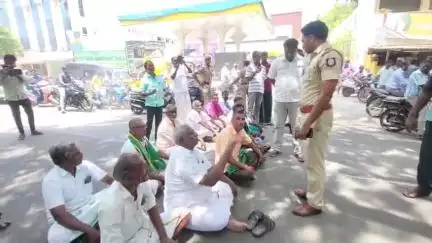 காஞ்சிபுரம்: நெல்லுக்கான பணம் வழங்கக்கோரி ஆட்சியர் அலுவலகம் அருகே வந்தவாசி சாலையில் சாலை மறியல் போராட்டத்தில் ஈடுபட்ட விவசாயிகள்