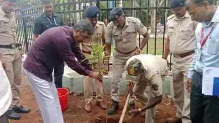 सातारा: जागतिक पर्यावरण दिनानिमित्त पालकमंत्री शंभूराज देसाई यांनी दौलत नगर येथील विश्रामगृहाच्या परिसरात केले वृक्षारोपण