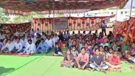 यवतमाळ: पांदन रस्त्यासाठी किन्ही येथील सरपंचासह गावकऱ्यांचे आझाद मैदान येथे आमरण उपोषण