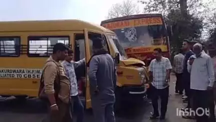 पालमपुर: भट्टू में निजी बस और स्कूल बस के बीच हुई जोरदार टक्कर, हादसे में कुछ बच्चों को आईं चोटें