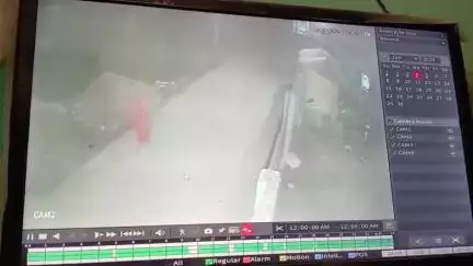 बेतिया: बेतिया में 14 लाख 50 हजार की चोरी, महिला चोर की करतूत सीसीटीवी में कैद