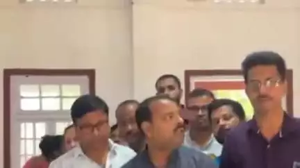 করিমগঞ্জ: রবীন্দ্র সদন গার্লস কলেজে ত্রাণ শিবিরে থাকা বন্যায় ক্ষতিগ্রস্তদের খোঁজ খবর নিলেন সাংসদ সহ অন্যরা