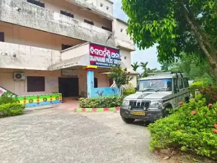 ଦିଗପହଣ୍ଡି: ଲକ୍ଷ୍ମୀନାରାୟଣପୁର ଗାଁ ଛକ ଠାରେ ବସ ଦୁର୍ଘଟଣାଗ୍ରସ୍ତ, ଡ୍ରାଇଭର ମୃତ