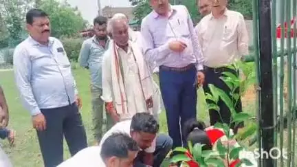 नारायणपुर: डीसी रवि आनंद ने प्रखंड सभागार में अधिकारियों के साथ बैठक की