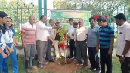 ಮಳವಳ್ಳಿ: ನಗರದ ಜಿಲ್ಲಾಧಿಕಾರಿ ಕಚೇರಿ ರಸ್ತೆಯಲ್ಲಿ ವಿಶ್ವ ಪರಿಸರ ದಿನಾಚರಣೆ