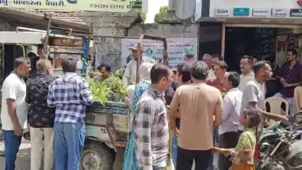 ઉપલેટા: કટલેરી બજારમાં વન વિભાગ કટલેરી બજાર એસોસિયેશન અને મિશન અભિમન્યુ ટીમ દ્વારા વૃક્ષોના છોડનું વિતરણ કરાયું